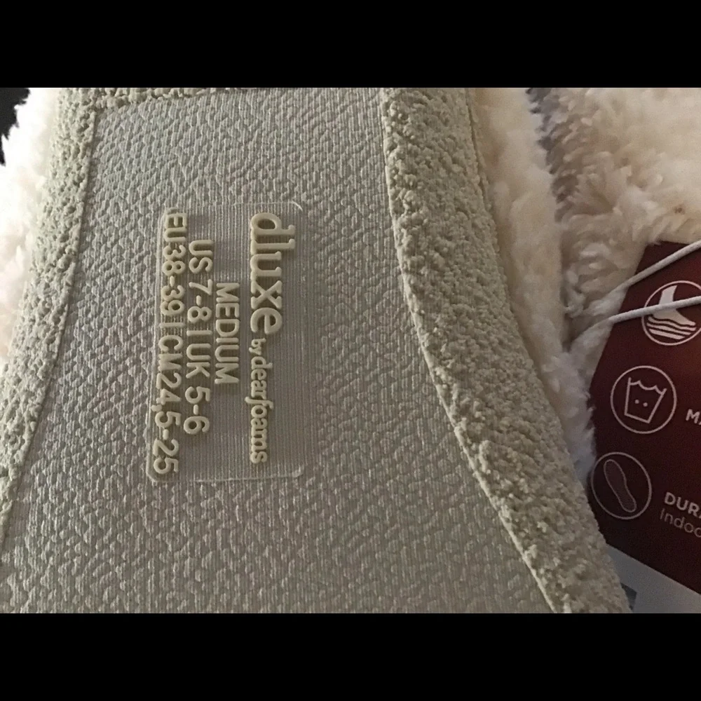 🎄🎄Deluxe by Dearfoams Cozy slip on slippers!🎄🎄 - Picture 3 of 3